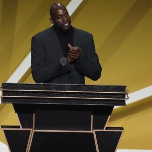 “Let That Big Fella In”: Michael Jordan Calling 18 y/o Kevin Garnett to a Pick-up Game in a Mall Inspired Him to Skip College