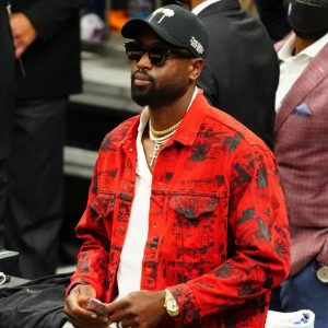 "Twitter should suspend your account for this": Dwyane Wade hilariously calls out fan for not knowing that Michael Jordan is his favorite player