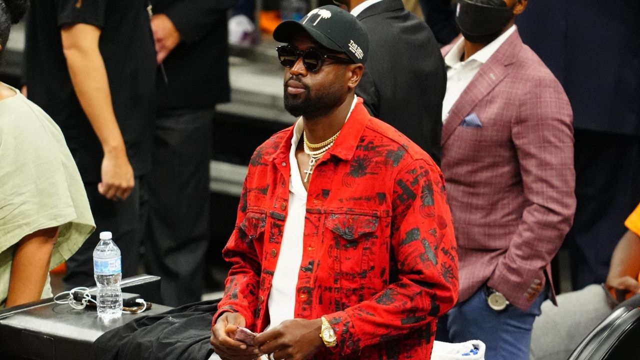"Twitter should suspend your account for this": Dwyane Wade hilariously calls out fan for not knowing that Michael Jordan is his favorite player