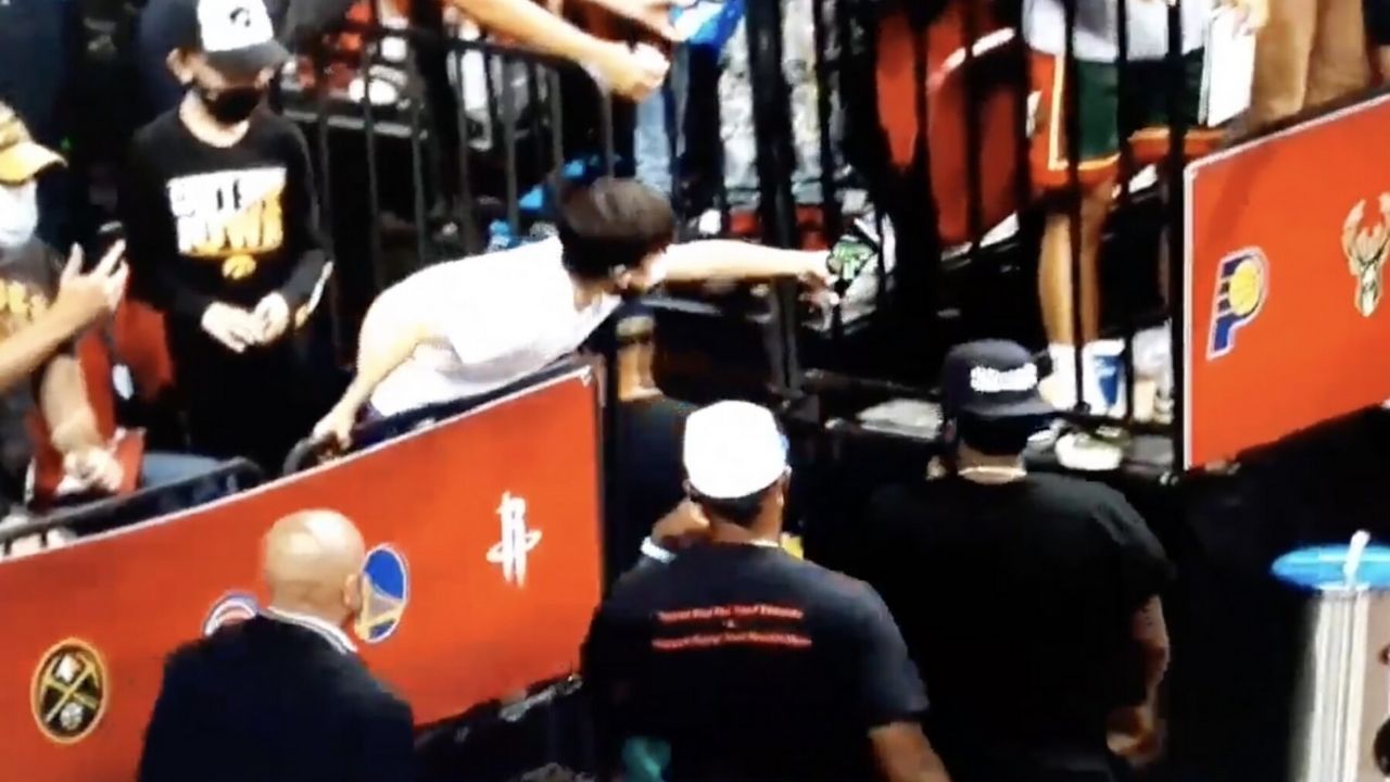 "LeBron James denied me an autograph thrice, but I got a selfie": Lakers star stops to take a selfie with a kid and NBA Twitter can’t stop raving about it