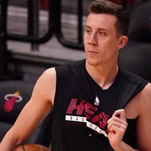 “Duncan Robinson sh*tted in the Playoffs last year”: NBA fans hilariously roast the Miami Heat sharpshooter’s $90 million contract while he hides behind a car to surprise them