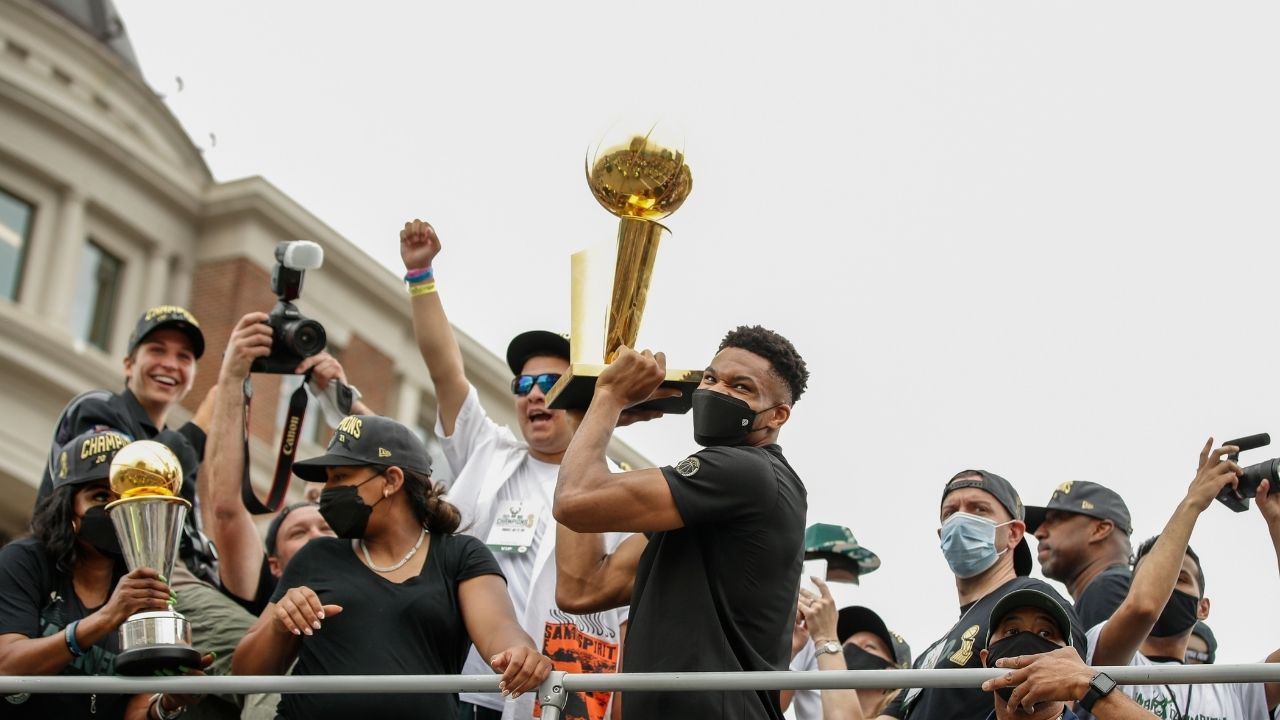 "Don't be like me": Giannis Antetokounmpo hilariously warns young Milwaukee Bucks fan to practice his fundamentals