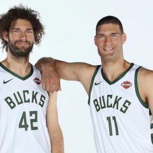 “Been congratulated way too many times on winning a championship”: Robin Lopez hilariously talks about how Bucks fans confuse him with his identical brother, Brook Lopez
