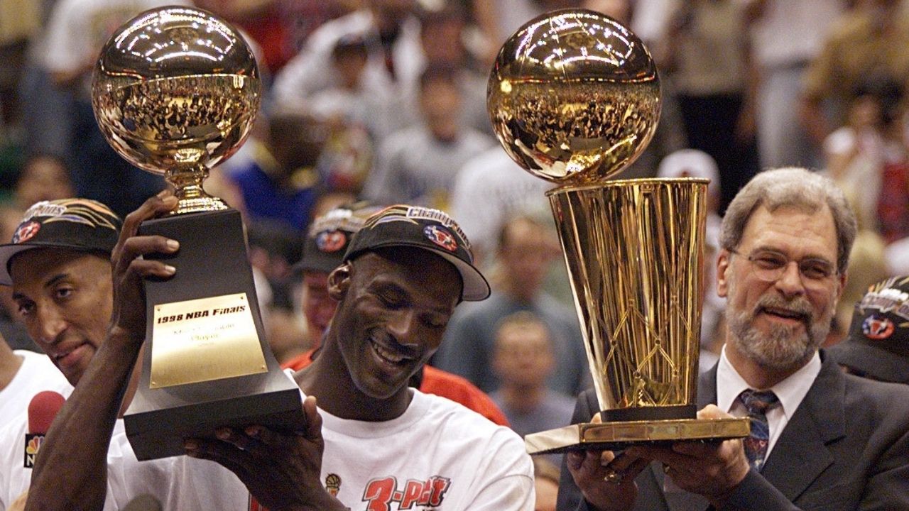 "Michael Jordan's one-hand ball fake is poetry in motion!": Fans left in awe as a video of the Bulls legend's signature move goes viral on social media