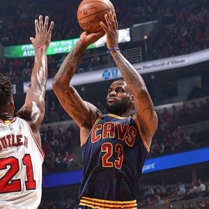 “Scratch the play, just give me the ball”: When LeBron James superseded his head coach to hit one of the most clutch shots of his career