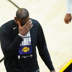 "LeBron James' hairline looks like he swallowed a lunch box, and it went right to his forehead!": NBA Twitter reacts as Ronnie 2K does the Lakers star completely dirty in NBA 2K22