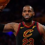 “LeBron James really faked the whole team out and found his center”: NBA Twitter went crazy when the Cavs superstar displayed his high IQ and passed the ball for an easy dunk
