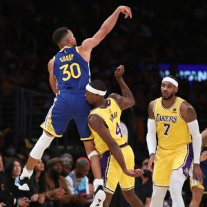 "Stephen Curry said he played like trash, yet he drew a double team on every possession!": Warriors' Head Coach Steve Kerr praises the Chef for his performance against the Lakers on Opening Night