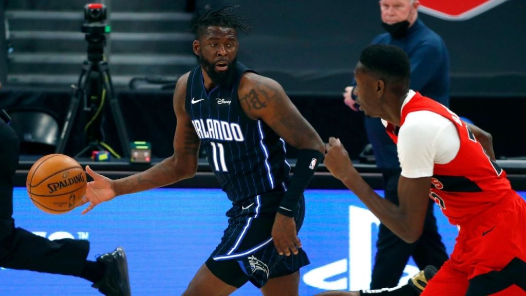 "I play defense sign me already lol": James Ennis sends out a public appeal to LeBron James' Lakers after their 4th preseason loss vs the Phoenix Suns