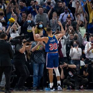 "Stephen Curry, you're SICK man!!!": Lakers' LeBron James praises the Warriors' superstar as he explodes for a 25 point 1st Quarter against the Clippers