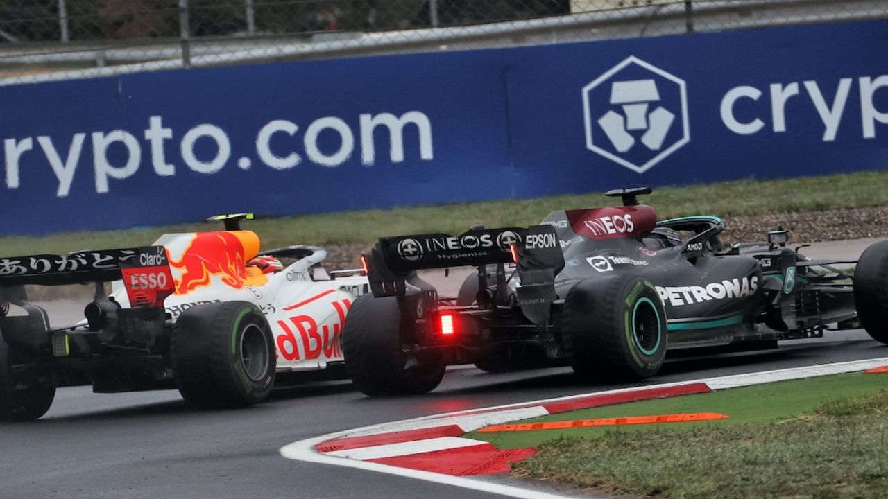 "He excelled most was in damaging [Lewis] Hamilton’s race"– Former Renault driver claims Sergio Perez attacked seven-time world champion with different mindset