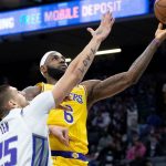 "Is LeBron James' injured again?!": Lakers are given cause for panic as the King comes up hobbling after putting stress on his right ankle once again