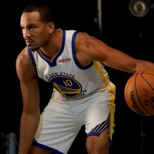 "Stephen Curry and the Warriors are far better than LeBron James' Lakers!": Avery Bradley's shocking fan interaction comes up as he signs back with the purple and gold