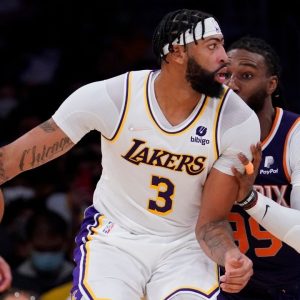“Anthony Davis dressed up as something he’s not for Halloween: a center”: NBA reporter pokes fun at the Lakers superstar finally starting at center against Rockets