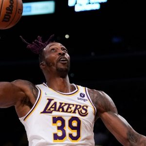 "Dwight Howard's impression of LeBron James is absolutely spot on!": Lakers center makes a hilarious highlight, copying the King while on the bench