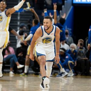 "Nuh-uh Stephen Curry, no Draymond Green high-fives for you": Nuggets' Aaron Gordon brings out his inner Grinch to stop the Warriors' stars from celebrating a Curry 3