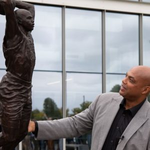 "Why were you showing so much skin, Chuck?!": When the Inside crew hilariously roasted Charles Barkley for Russell Westbrook-esque fit from back in the day