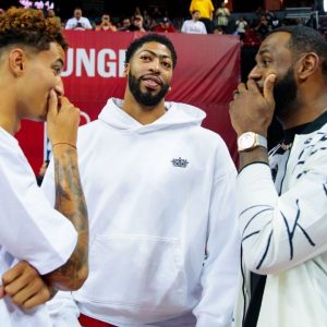 Did LeBron James prefer Kyle Kuzma over Anthony Davis, or is the All-NBA big man just an amazing volume iso scorer? NBA Reddit discusses LeBron's eye-popping assist stats