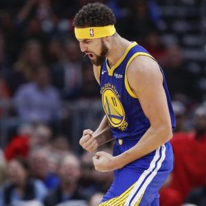 "Klay Thompson and Kyrie Irving to return in the same week?": The Warriors sniper holds up six fingers after exiting from his warmup at the Chase Center arena