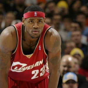 “19 year old LeBron James broke his cheekbone and then dropped 26 points”: How the Cavaliers superstar suffered a devastating blow from Dikembe Mutombo and continued his dominance