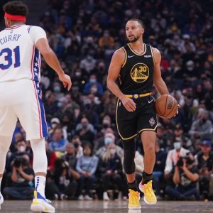"Is Stephen Curry tryna dance or is he malfunctioning???": NBA Twitter reacts as the Chef breaks out his latest celebration against Seth Curry and the Sixers