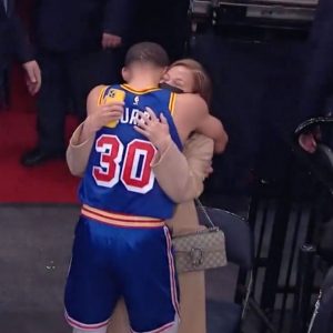 "Stephen Curry and Sonya Curry share an emotional moment after Steph creates history!": NBA fans applaud the creator of the greatest shooter of all time