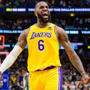 “If LeBron James manages to win the scoring title over Stephen Curry, Bronse*uals will mention it every day”: NBA Twitter erupts as the Lakers star surpasses the GSW MVP in PPG