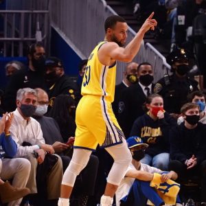 "Stephen Curry gets a standing ovation at Chase Center": Steve Kerr, Klay Thompson, and Draymond Green pay homage to the former unanimous MVP, post his breaking the all-time 3-point record