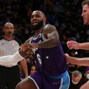 "How did LeBron James and his team give up 71 points in a half?!": Shannon Sharpe announces disbelief after Lakers' atrocious defensive numbers are revealed