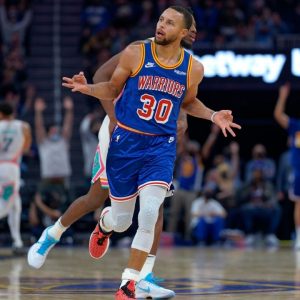 Stephen Curry 3s: Warriors' superstar now trails Ray Allen by just 22 on the All-Time 3-Pointers made list, as the Warriors lose a close encounter to the Spurs