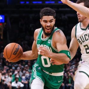 “Shaq really should queue Jayson Tatum up on Shaqtin tonight!”: NBA Twitter trolls the Celtics star as he embarrassingly fails a behind-the-back pass