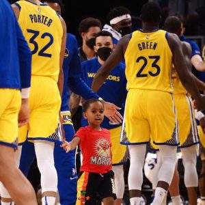 "Draymond Green's son as good as his pops at assisting Stephen Curry!": LeBron James absolutely loves DJ Green's cameo at Warriors sideline vs Kings