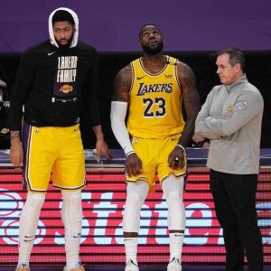 "Anthony Davis is tired!": NBA Twitter dissects Lakers superstar's performances and how he hasn't been given enough support from LeBron James and co