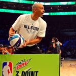 "Dell Curry out here looking like a pimp, man!": NBA Twitter goes wild as Stephen Curry's father takes pictures with 'fans' at Madison Square Garden