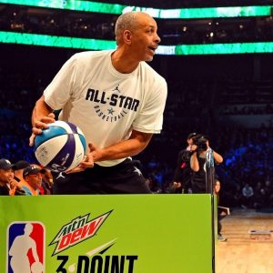 "Dell Curry out here looking like a pimp, man!": NBA Twitter goes wild as Stephen Curry's father takes pictures with 'fans' at Madison Square Garden