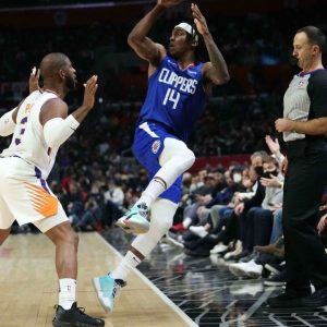 "He tried to flex on me!! I’ve been doing this 13 years, you know what I mean??": Chris Paul is angry with a ref after their 111-95 loss against the Clippers, and it's not Scott Foster