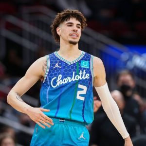 "LaMelo Ball had Jrue Holiday looking like Bambi on Ice!": Hornets star comes up with an incredible highlight against the reigning champion Bucks