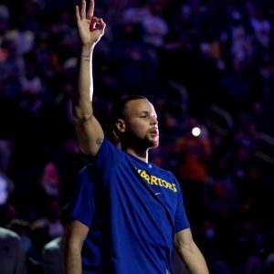 “Stephen Curry can make a shot from any spot on the hardwood… and the arena”: NBA Twitter explodes as the Warriors MVP hits his signature tunnel shot from the stands