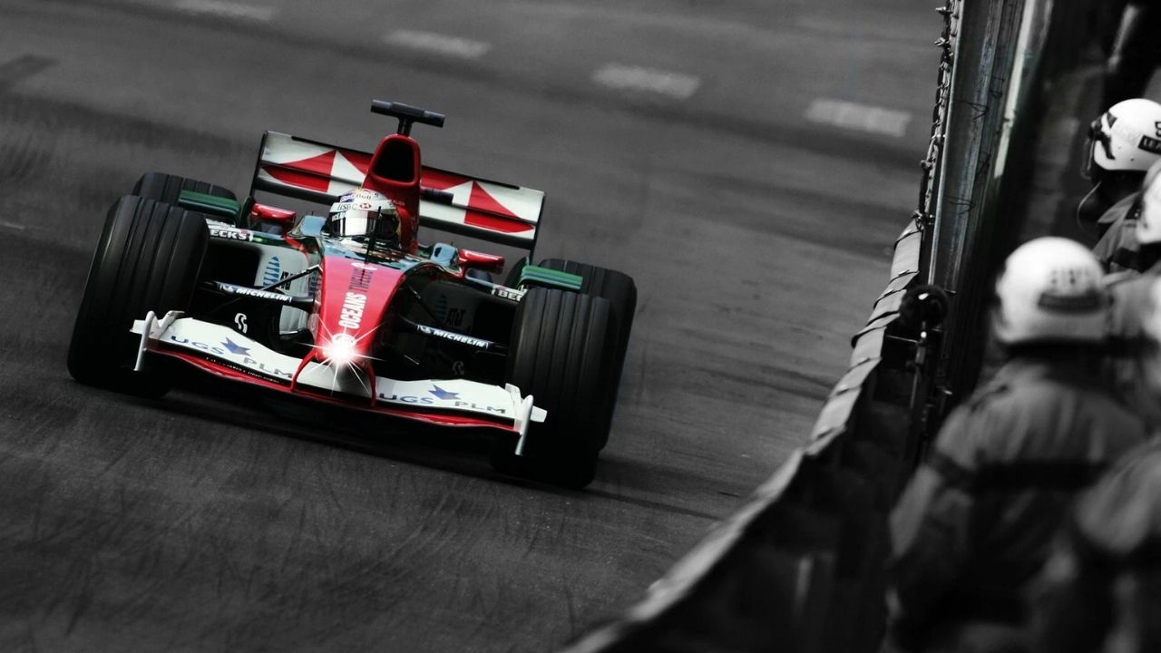 "Diamonds aren't forever!": Back when an F1 team fitted a $300,000 diamond on the nose of their car to promote George Clooney's film