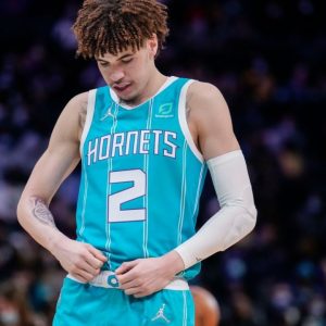 "LaMelo Ball signed my shoe for me?!": Hornets' star stops to make a fan's whole week despite just playing in an absolutely grueling game vs Lakers