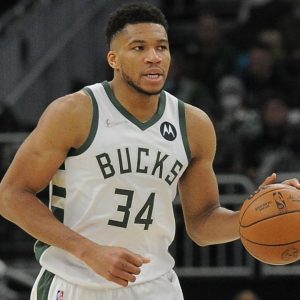“Giannis Antetokounmpo really starts his 2022 with a dominant triple-double”: NBA Twitter applauds the Bucks MVP for dropping 35/16/10 in the win over the Pels