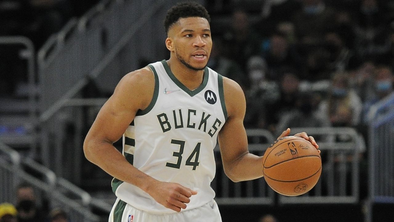 “Giannis Antetokounmpo really starts his 2022 with a dominant triple-double”: NBA Twitter applauds the Bucks MVP for dropping 35/16/10 in the win over the Pels