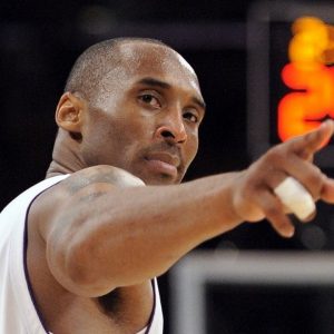 “Kobe Bryant really popped his dislocated finger back in mid-game!”: When the Laker legend displayed the ‘Mamba Mentality', asking his trainer Gary Vitti to fix his finger in-game before returning to drop a game-high 25 points against Spurs