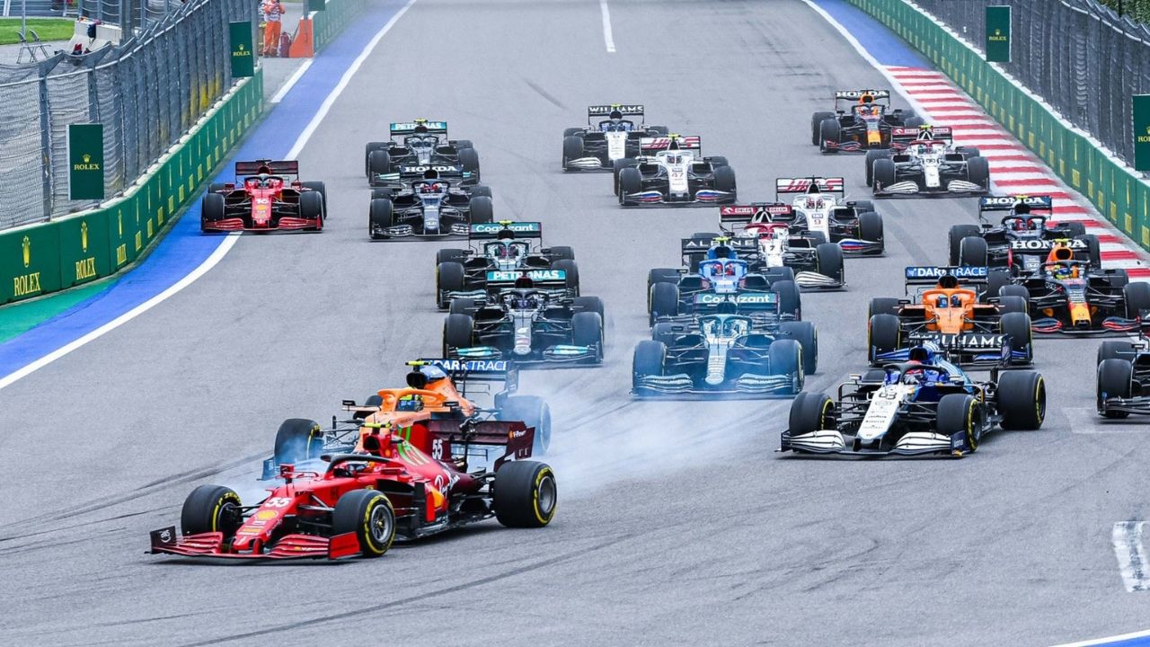 "I just enjoy fighting with them"- Carlos Sainz names three drivers he loves competing against