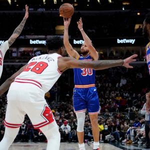 "Stephen Curry went from being blown out to blowing teams out!": Warriors make NBA History as they put up a 70-point swing half-time swing in back-to-back games