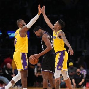 "LeBron James really pulled off a Kobe Bryant against the Kings!": Fans cringe as officials make egregious decision in favor of Lakers despite basic logic pointing other way