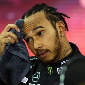 "It is still unclear whether Lewis Hamilton will be on the grid"– Mercedes superstar wants FIA to fix things before committing to 2022 F1 season