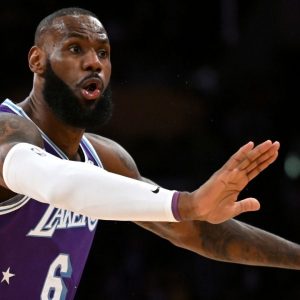 "I never said I'm leaving the Lakers, man!": LeBron James aggressively shuts down NBA media's narratives about a potential return to the Cavaliers