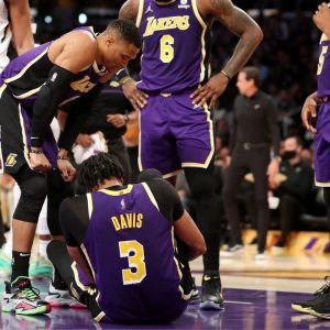 "Anthony Davis took a whole of 9 games to return to street clothes!": The Lakers' star had to be carried off the court and the X-ray results are not in their favor