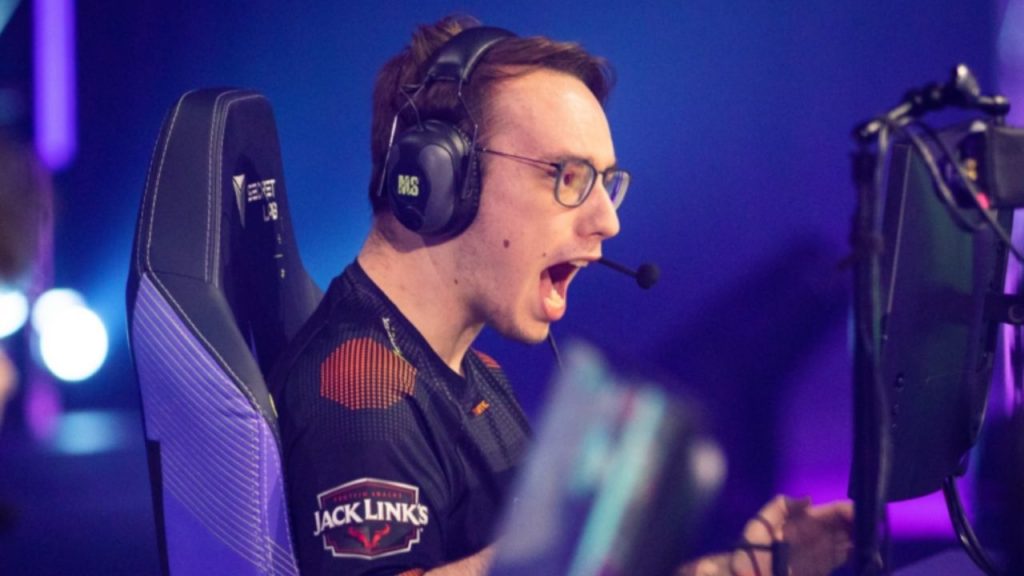 Fnatic Derke Valorant settings: Gear, Mouse Sensitivity, Crosshair, Key binds, Graphics, Video Settings.